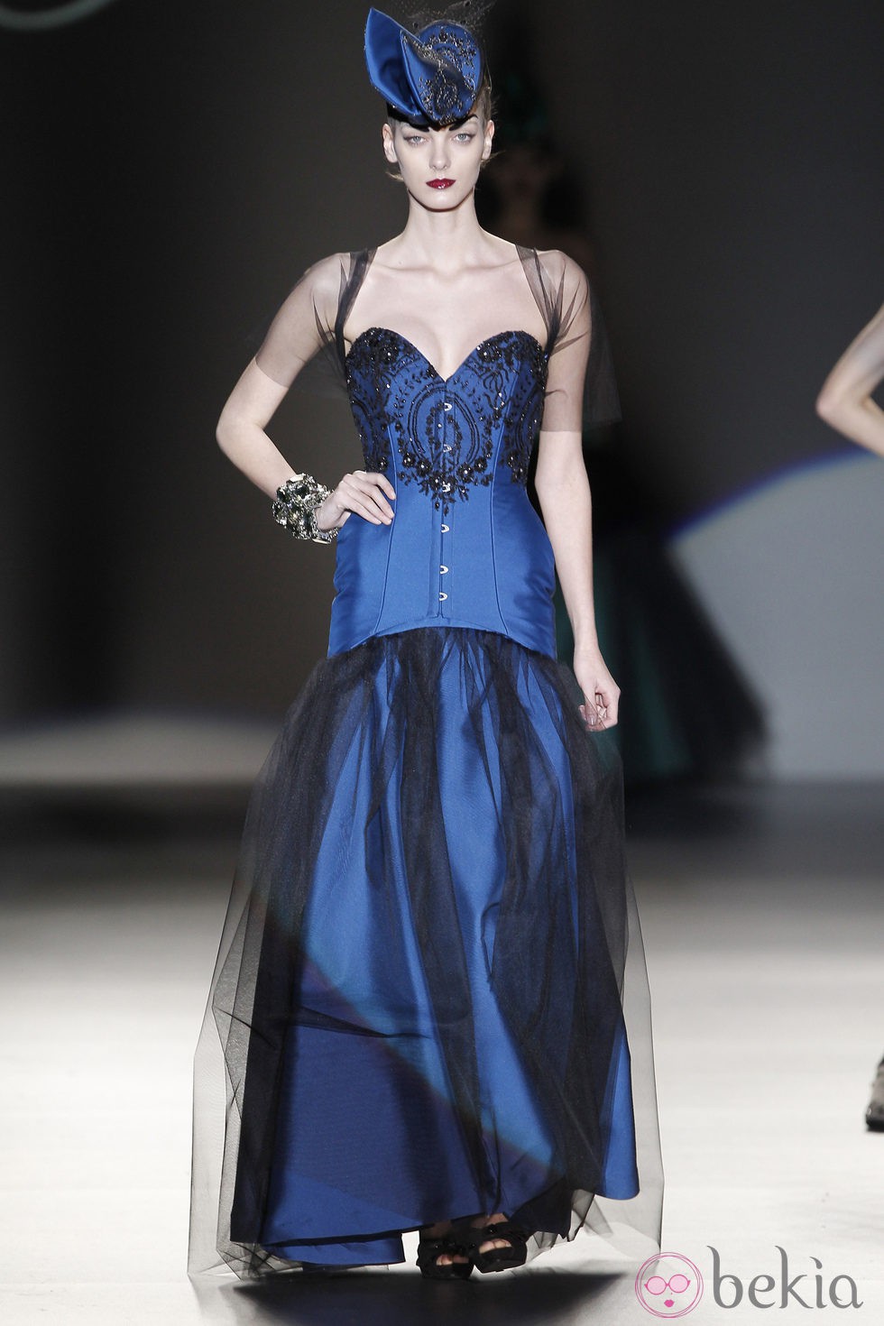 Corsé azul con encaje de Maya Hansen en Madrid Fashion Week