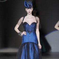 Corsé azul con encaje de Maya Hansen en Madrid Fashion Week