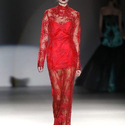 Vestido de encaje rojo de Maya Hansen en Madrid Fashion Week