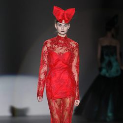 Vestido de encaje rojo de Maya Hansen en Madrid Fashion Week