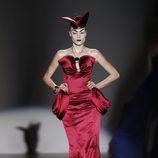 Vestido de raso rojo de Maya Hansen en Madrid Fashion Week