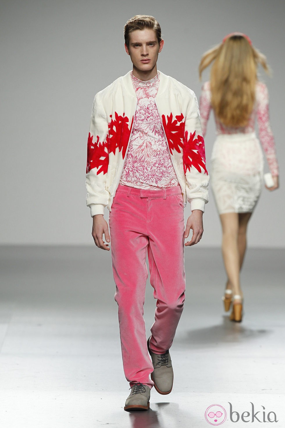 Pantalón de terciopelo rosa para hombre de River William en 'El Ego' de Fashion Week Madrid