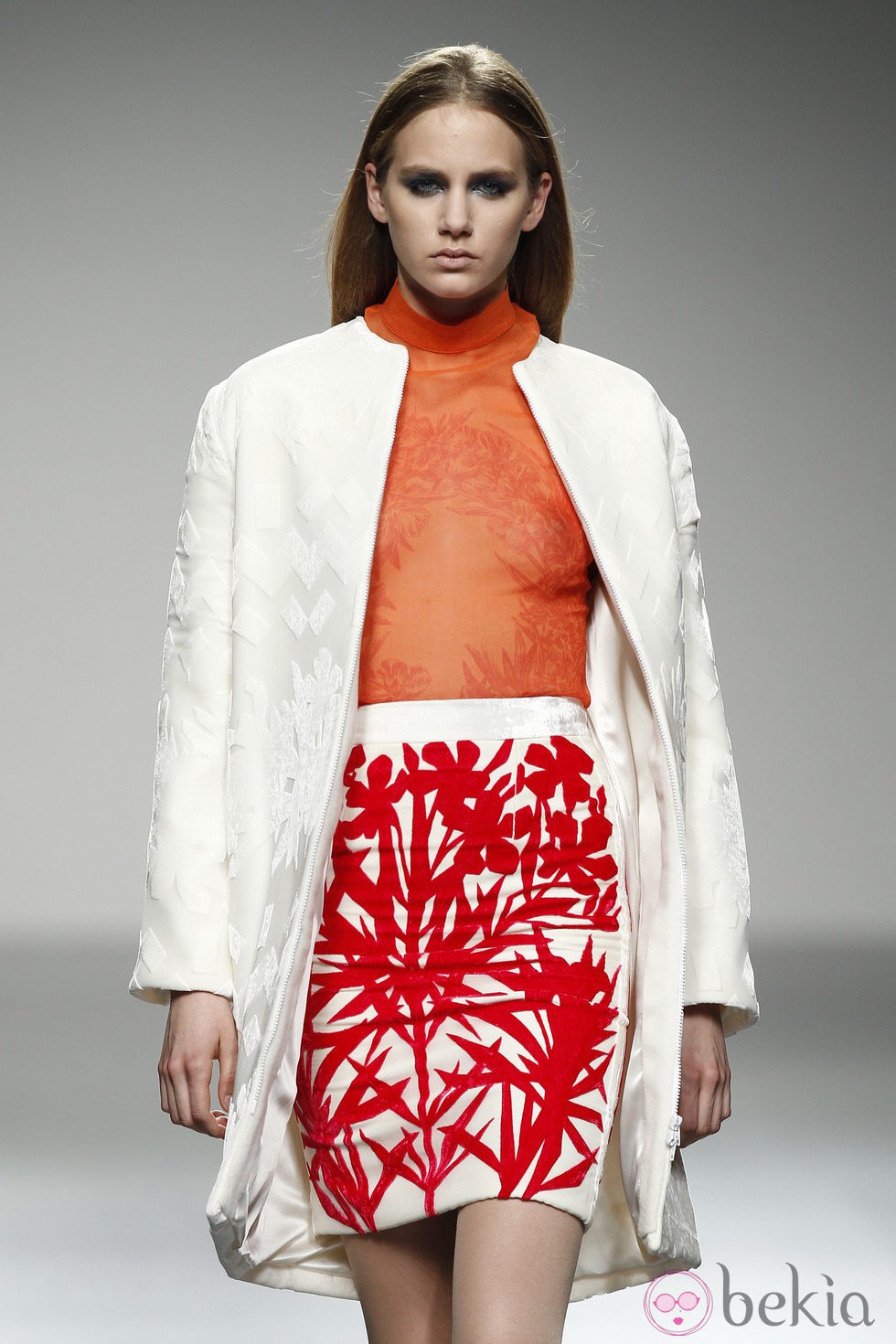 Top naranja transparente y falda con estampado rojo de River William en 'El Ego' de Fashion Week Madrid