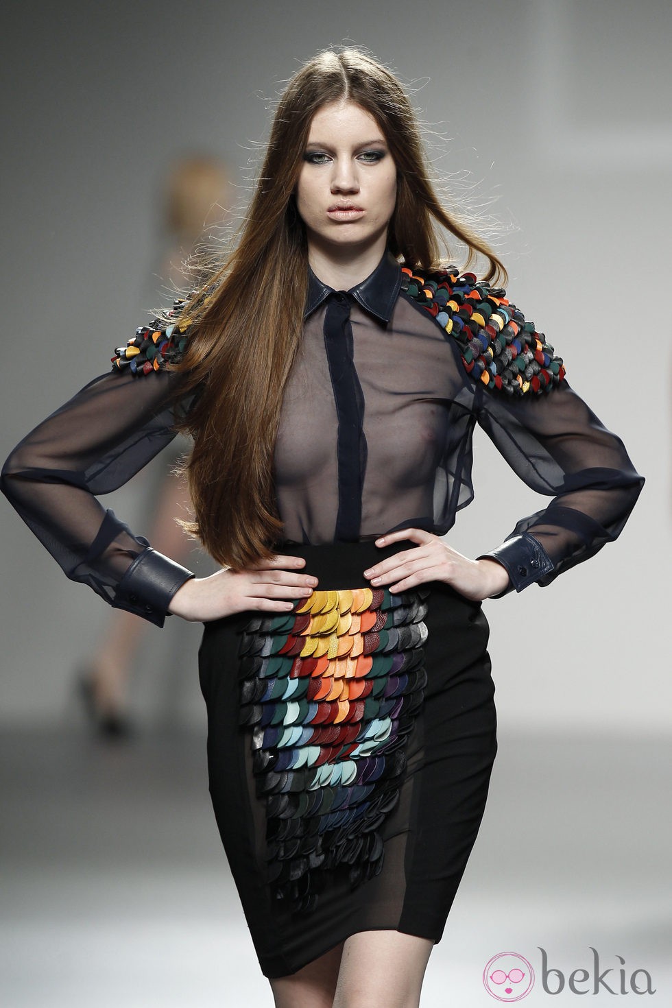 Top transparente y falda en negro con relieves multicolor de LE en 'El Ego' de Fashion Week Madrid