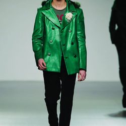 Chaqueta verde plastificada de David del Río en 'El Ego' de Fashion Week Madrid