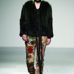 Chaqueta de pelo verde oscuro de David del Río en 'El Ego' de Fashion Week Madrid