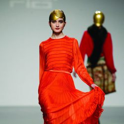 Vestido en color 'tangerine tango' de David del Río en 'El Ego' de Fashion Week Madrid