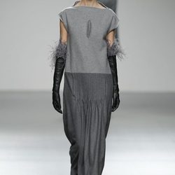 Vestido en dos tonos de grises de Shen Lin en 'El Ego' de Fashion Week Madrid