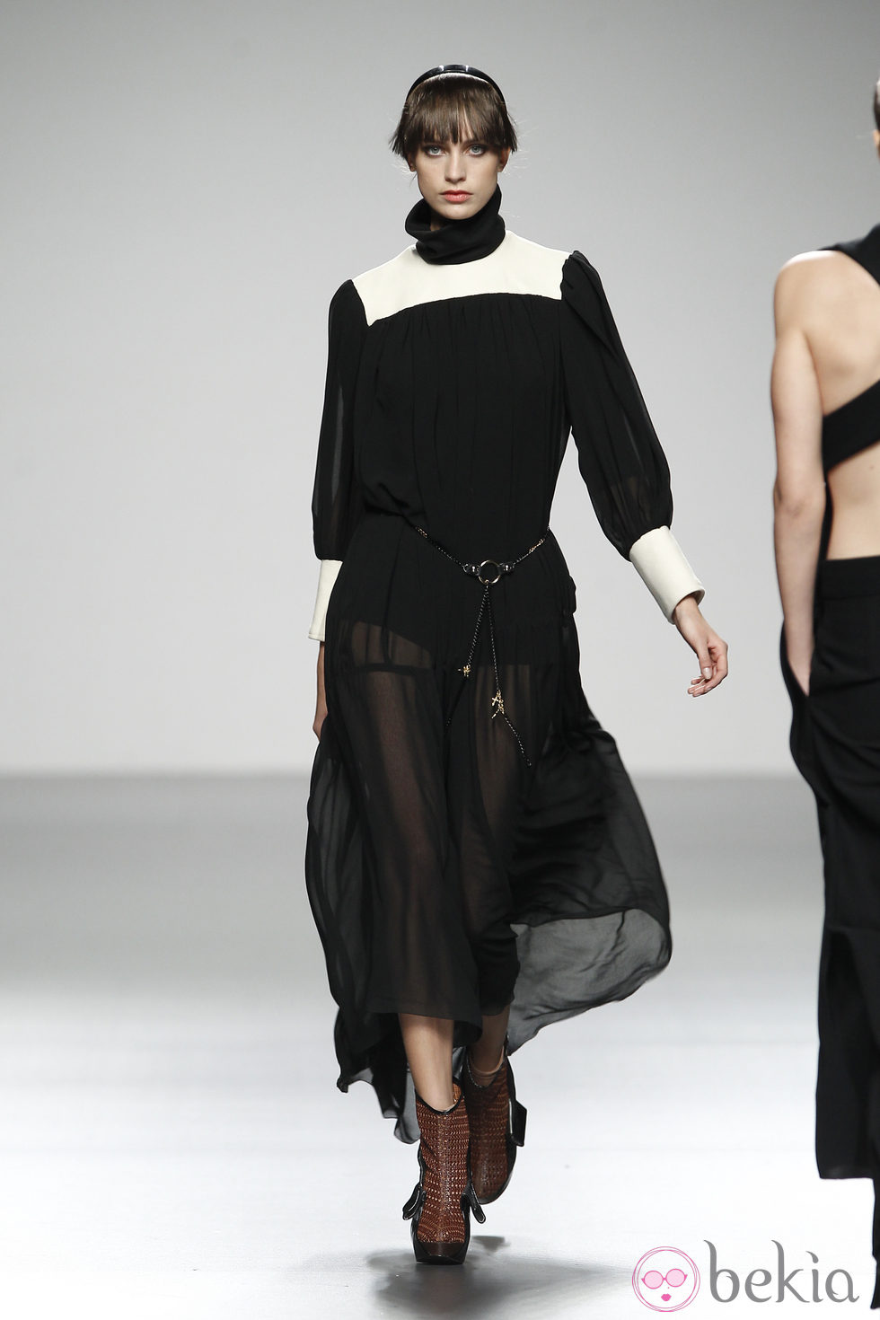 Diseño vaporoso en negro de Moises Nieto en 'El Ego' de Fashion Week Madrid