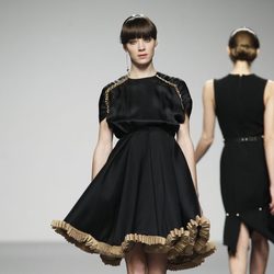 Vestido negro con plisados de Moises Nieto en 'El Ego' de Fashion Week Madrid