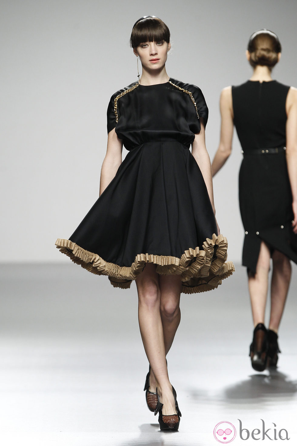 Vestido negro con plisados de Moises Nieto en 'El Ego' de Fashion Week Madrid