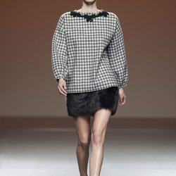 Top con pata de gallo y falda de pelo de Kina Fernández en la Fashion Week Madrid