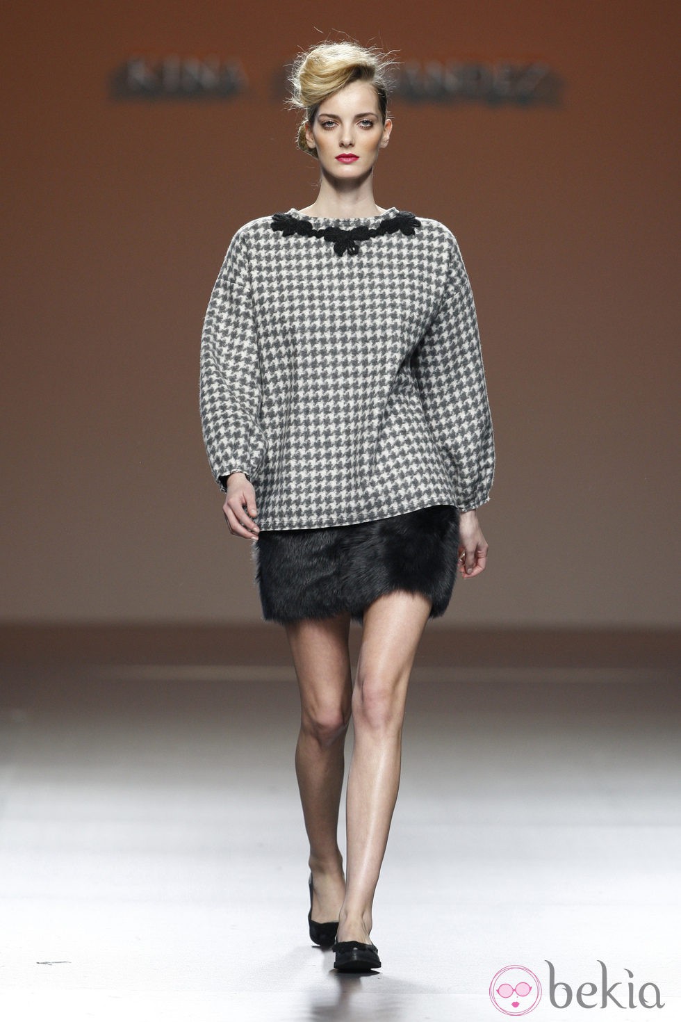 Top con pata de gallo y falda de pelo de Kina Fernández en la Fashion Week Madrid
