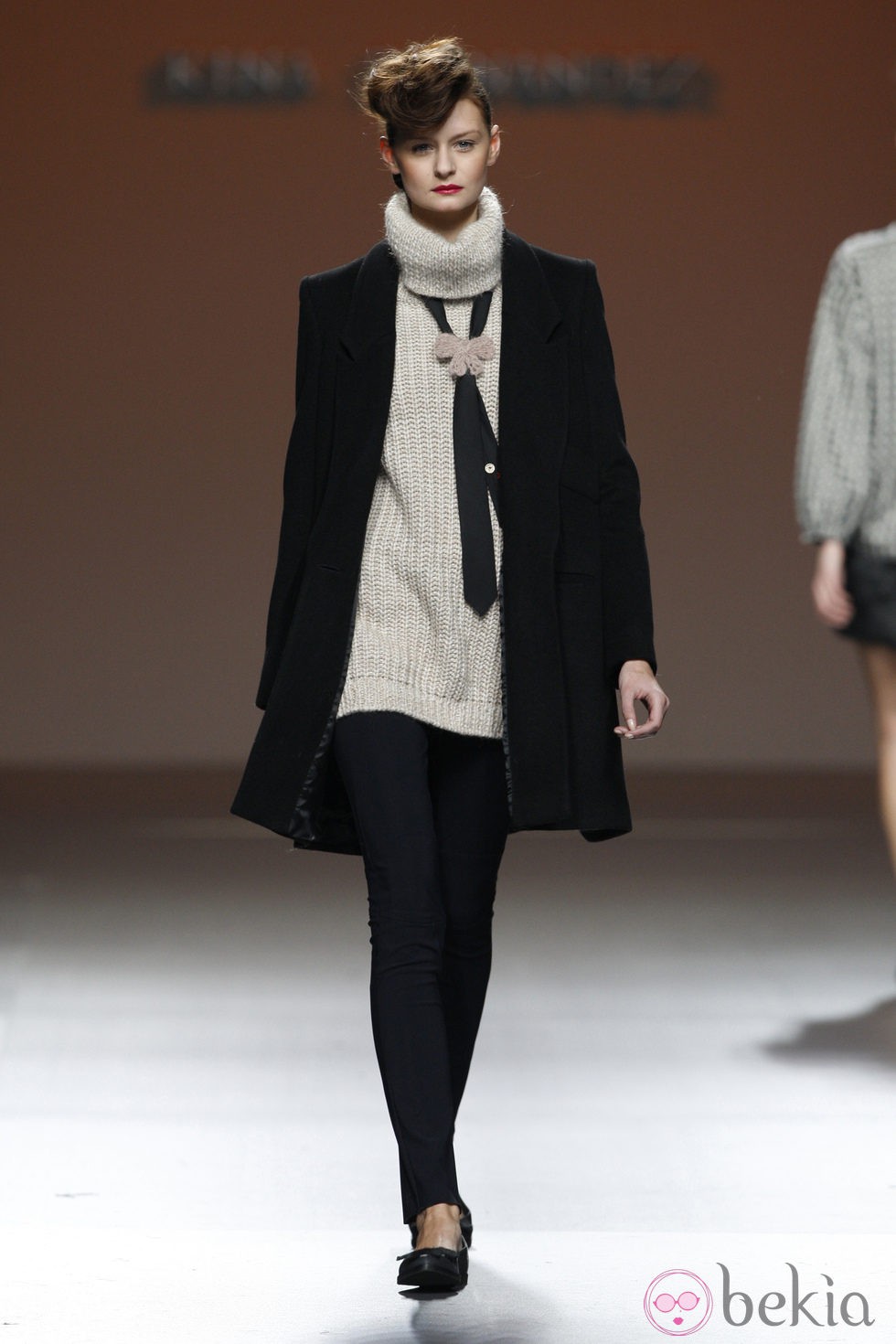 Abrigo de paño negro con jersey de punto de Kina Fernández en la Fashion Week Madrid