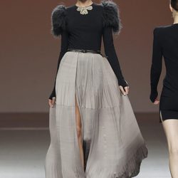 Falda vaporosa en gris perla de Kina Fernández en la Fashion Week Madrid