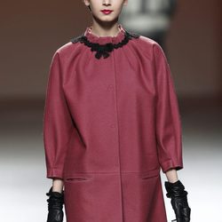 Abrigo de paño en color carmín con jersey de punto de Kina Fernández en la Fashion Week Madrid