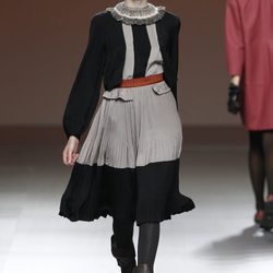 Vestido gris perla y negro de Kina Fernández en la Fashion Week Madrid