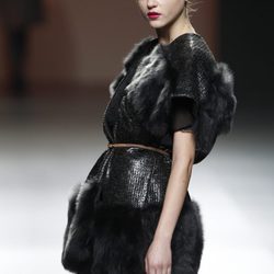 Chaqueta con pelo en los bordes de Kina Fernández en la Fashion Week Madrid