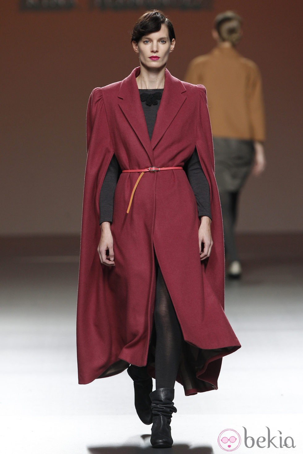 Abrigo largo de paño en color carmín con jersey de punto de Kina Fernández en la Fashion Week Madrid