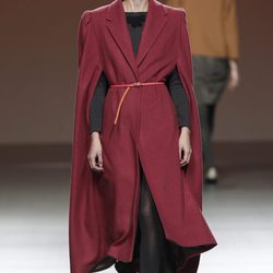 Abrigo largo de paño en color carmín con jersey de punto de Kina Fernández en la Fashion Week Madrid