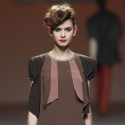 Diseño lady en marrón pastel de Kina Fernández en la Fashion Week Madrid