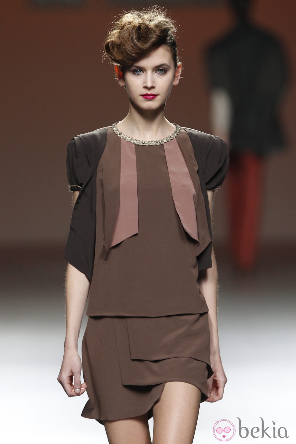 Diseño lady en marrón pastel de Kina Fernández en la Fashion Week Madrid