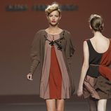 Vestido plisado tricolor de Kina Fernández en la Fashion Week Madrid