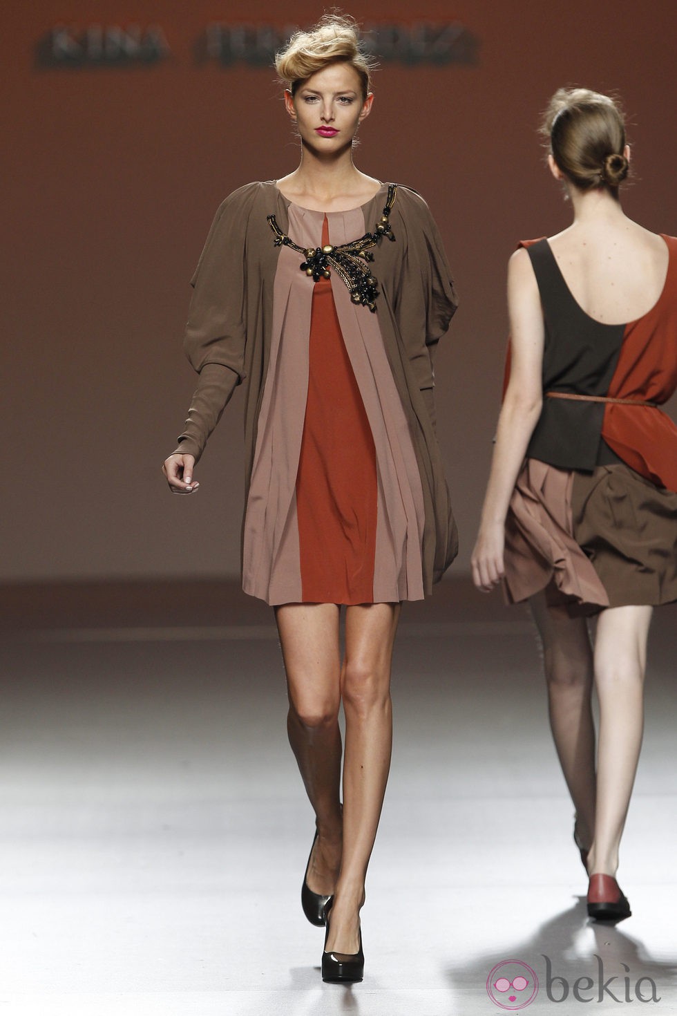 Vestido plisado tricolor de Kina Fernández en la Fashion Week Madrid