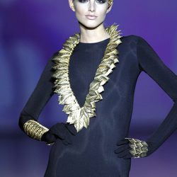 Complementos de hojas en dorado de Aristocracy en la Fashion Week Madrid