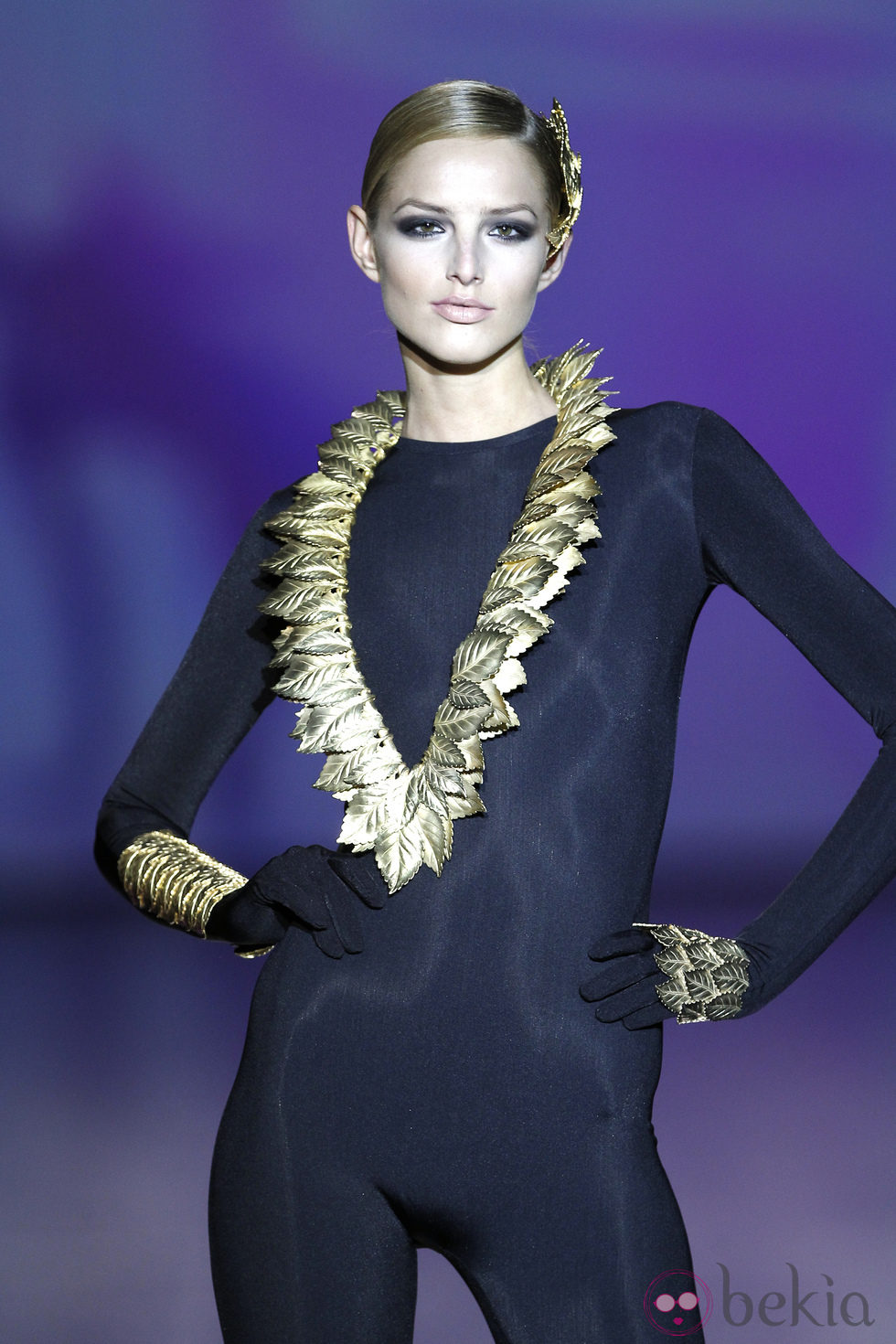Complementos de hojas en dorado de Aristocracy en la Fashion Week Madrid