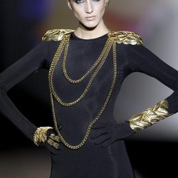 Hombreras y cadenas en dorado de Aristocracy en la Fashion Week Madrid