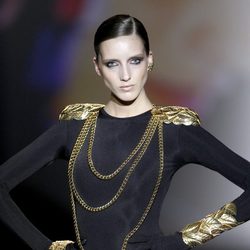 Hombreras y cadenas en dorado de Aristocracy en la Fashion Week Madrid
