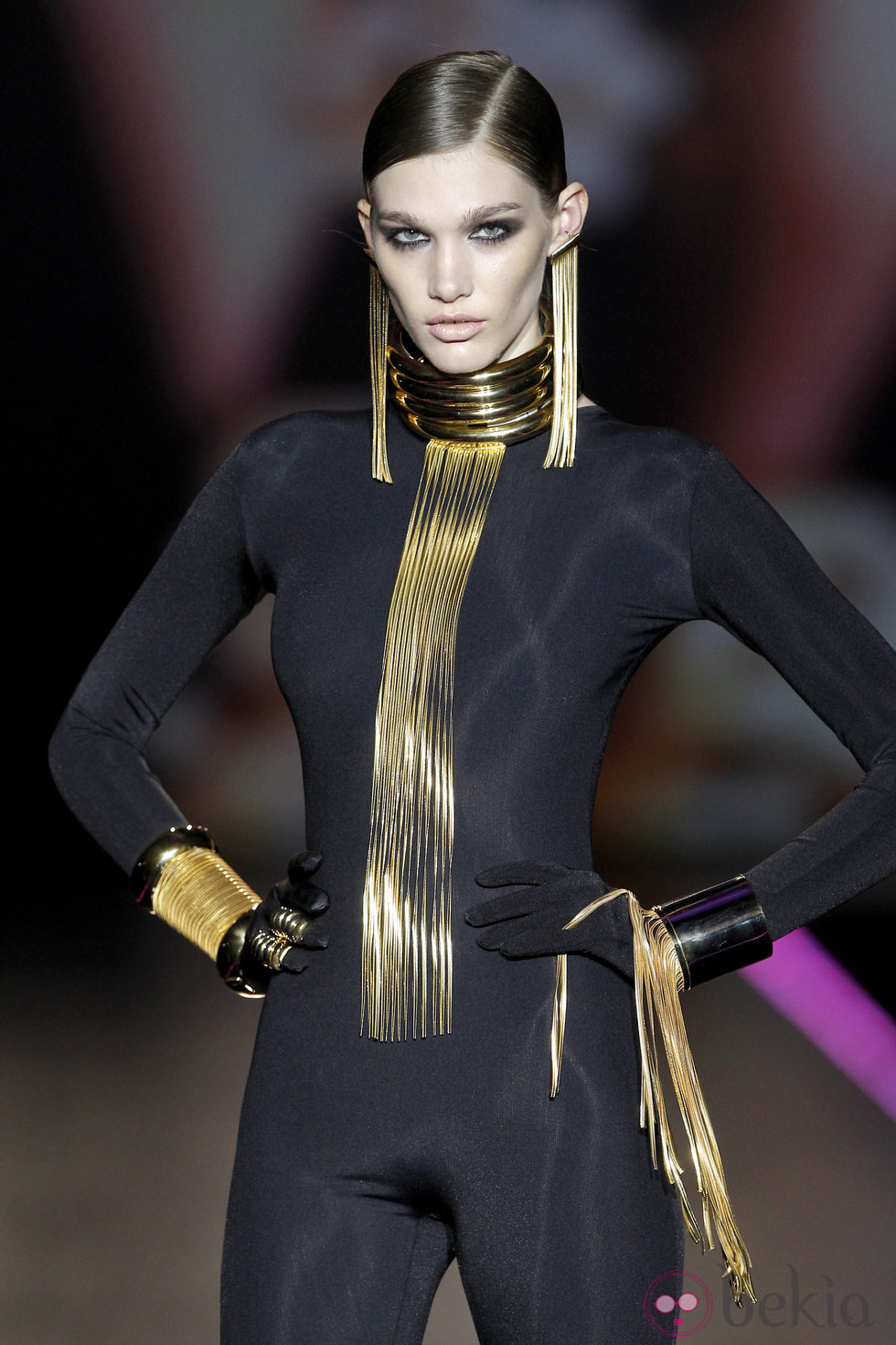 Complementos con flecos en dorado de Aristocracy en la Fashion Week Madrid