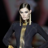 Complementos con flecos en dorado de Aristocracy en la Fashion Week Madrid