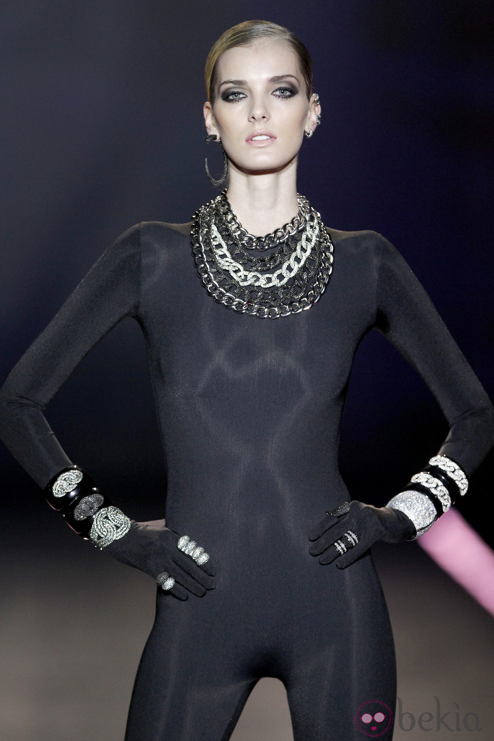 Complementos de cadenas anchas en brillantes de Aristocracy en la Fashion Week Madrid
