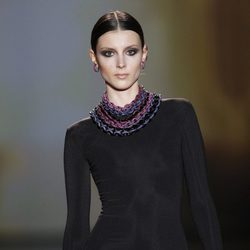 Complementos de cadenas anchas en brillantes rosas y azules de Aristocracy en la Fashion Week Madrid