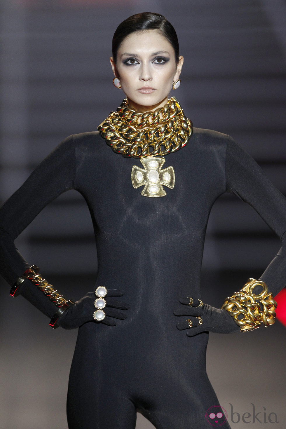 Complementos de maxicadena dorada de Aristocracy en la Fashion Week Madrid