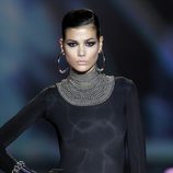 Complementos de cadenas plateadas de Aristocracy en la Fashion Week Madrid