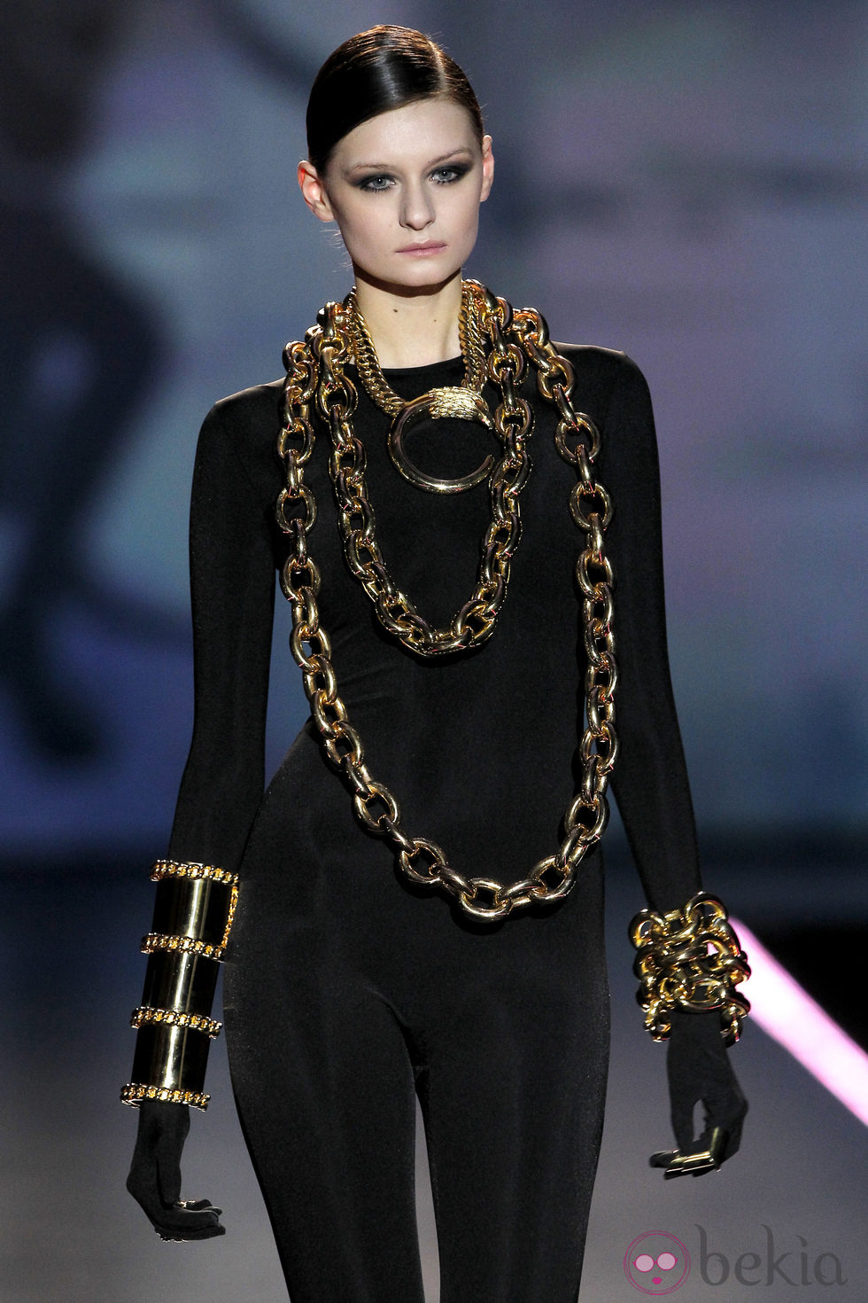 Complementos de cadenas largas doradas de Aristocracy en la Fashion Week Madrid