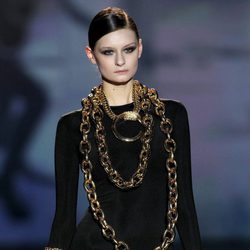 Complementos de cadenas largas doradas de Aristocracy en la Fashion Week Madrid