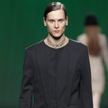 Traje negro con camisa estampada para hombre de Martin Lamothe en la Fashion Week Madrid