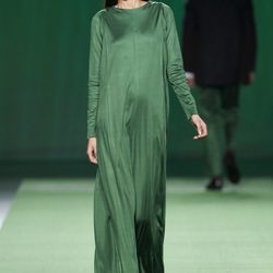 Vestido largo de gasa verde de Martin Lamothe en la Fashion Week Madrid