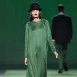 Vestido largo de gasa verde de Martin Lamothe en la Fashion Week Madrid
