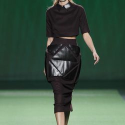Conjunto de falda y top con apliques de cuero de Martin Lamothe en la Fashion Week Madrid