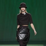 Conjunto de falda y top con apliques de cuero de Martin Lamothe en la Fashion Week Madrid