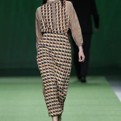 Vestido de estampado geométrico de Martin Lamothe en la Fashion Week Madrid