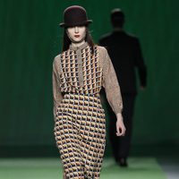 Vestido de estampado geométrico de Martin Lamothe en la Fashion Week Madrid