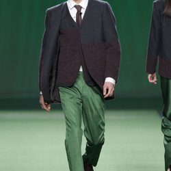 Pantalón verde de traje con americana de punto para hombre de Martin Lamothe en la Fashion Week Madrid