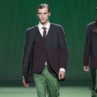 Pantalón verde de traje con americana de punto para hombre de Martin Lamothe en la Fashion Week Madrid