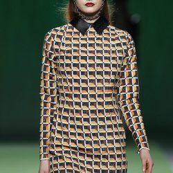 Mini vestido de estampado geométrico de Martin Lamothe en la Fashion Week Madrid